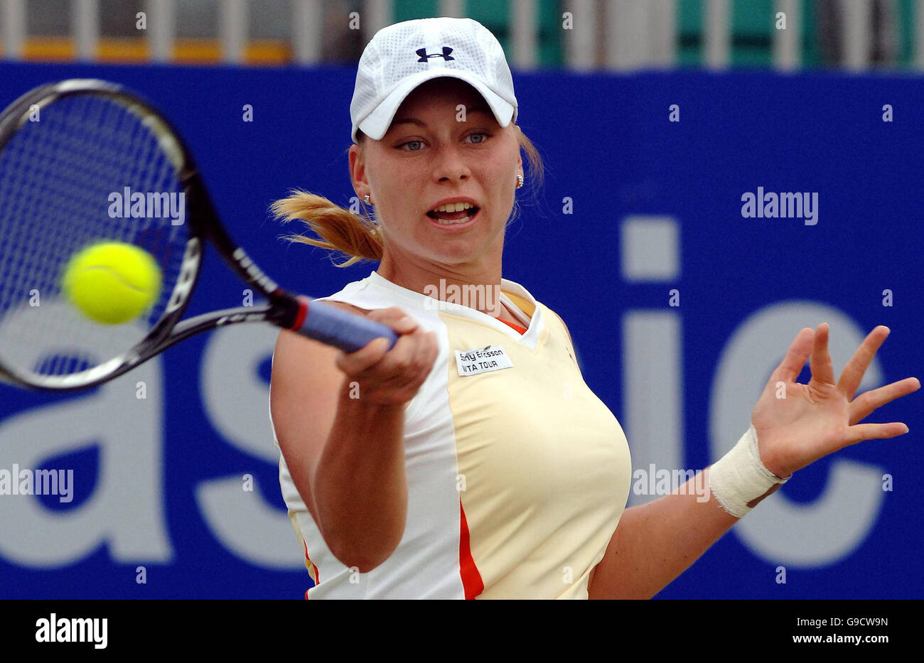 Vera Zvonareva della Russia in azione contro Jamea Jackson degli Stati Uniti nella finale del DFS Classic all'Edgbaston Priory Club di Birmingham. Foto Stock
