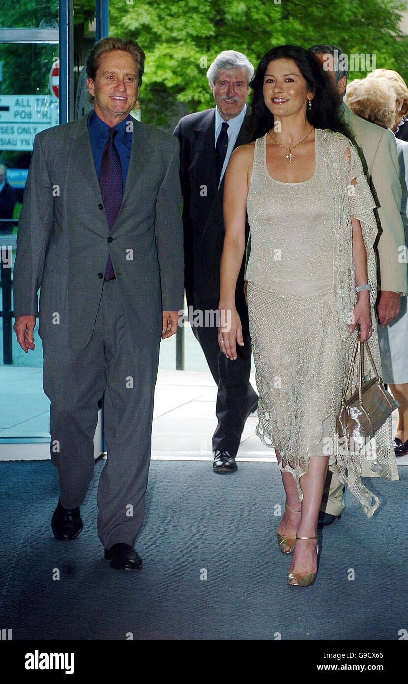 L'attrice hollywoodiana nata in Galles Catherine Zeta Jones e suo marito Michael Douglas, durante la loro visita al Children's Hospital presso l'University Hospital of Wales di Cardiff, Galles. Foto Stock