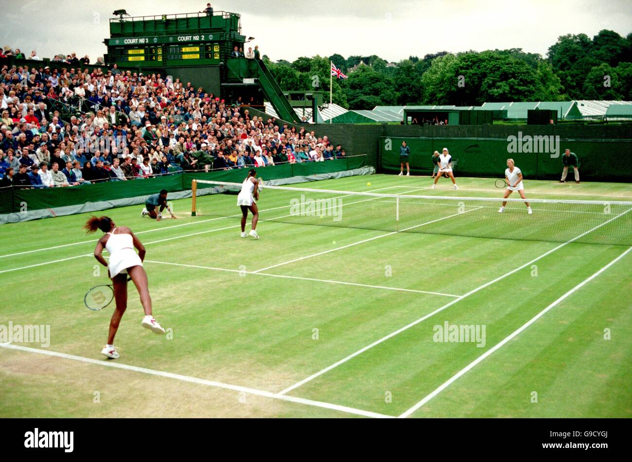 Tennis - Campionati di Wimbledon - quarti di finale. Venus Williams e Serena Williams si sono recati a sconfiggere Martina Navratilova e Mariaan de Swardt nei doppi femminili Foto Stock