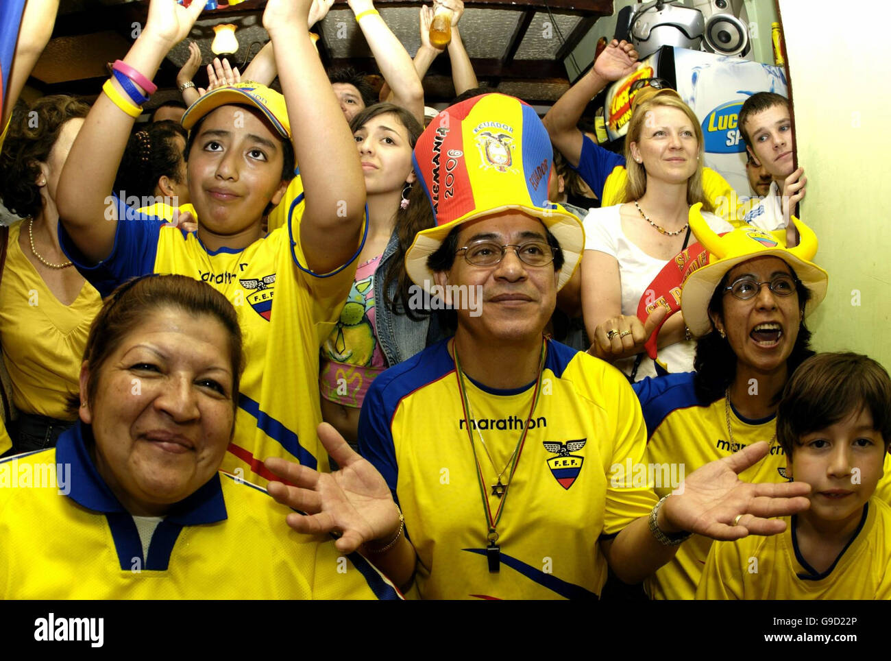 Calcio ecuadoriana tifosi guardare la loro squadra nazionale play Inghilterra all'interno dell'El Rincon Quiteno ristorante ecuadoriana a Londra. Ecuador sono stati respinti 0-1 da Coppa del Mondo Inghilterra rivali in questo secondo round torneo cravatta in Germania. Foto Stock