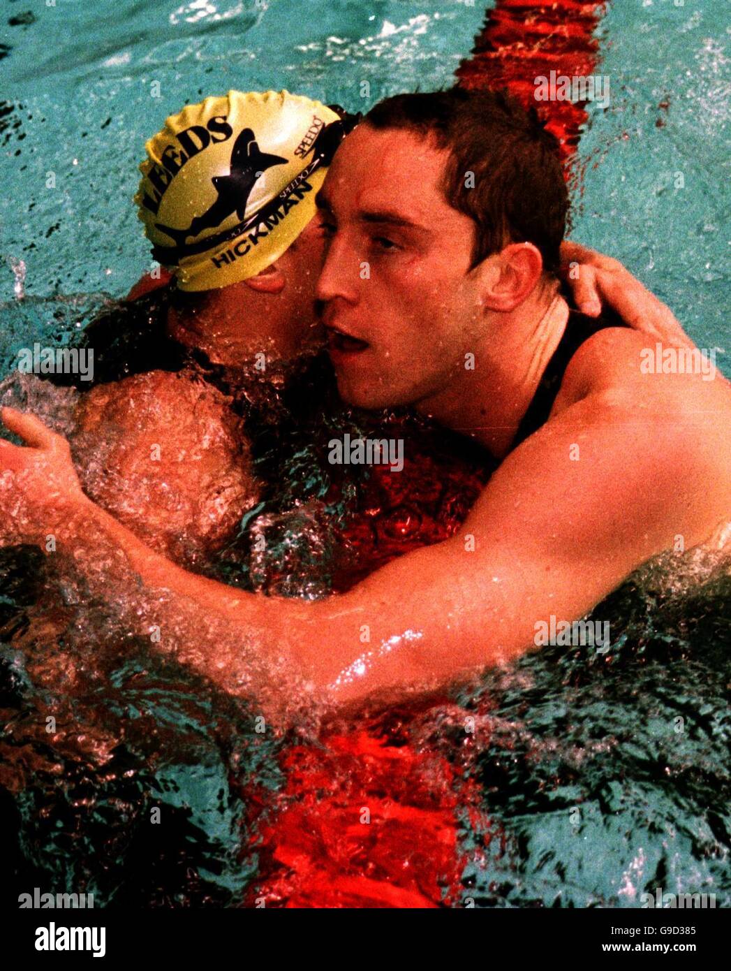 Nuoto - trial olimpici britannici - Stonds Forge, Sheffield. Un esausto Stephen Parry (r) si congratula con James Hickman (l) dopo aver vinto la Butterfly da 200 m degli uomini Foto Stock