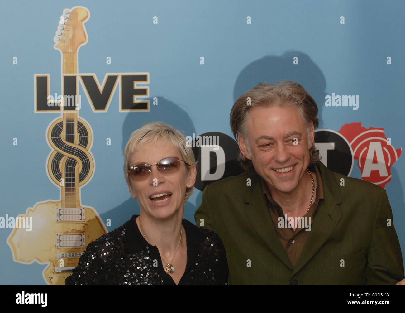 Annie Lennox e Bob Geldof annuncia la pubblicazione del Report dati 2006, un riepilogo di come i paesi del G8 hanno reso il le promesse fatte in Africa l'anno scorso, al vertice del G8 nel corso di una conferenza stampa presso la Millbank Tower, Londra centrale. Foto Stock