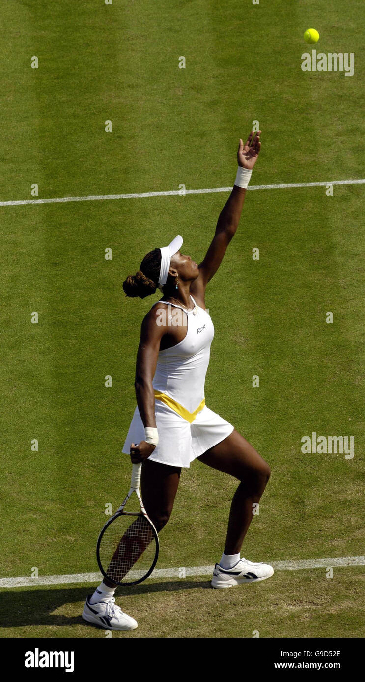 USA's Venus Williams in azione contro USA's Lisa Raymond durante il secondo round dell'All England Lawn Tennis Championships a Wimbledon. Foto Stock