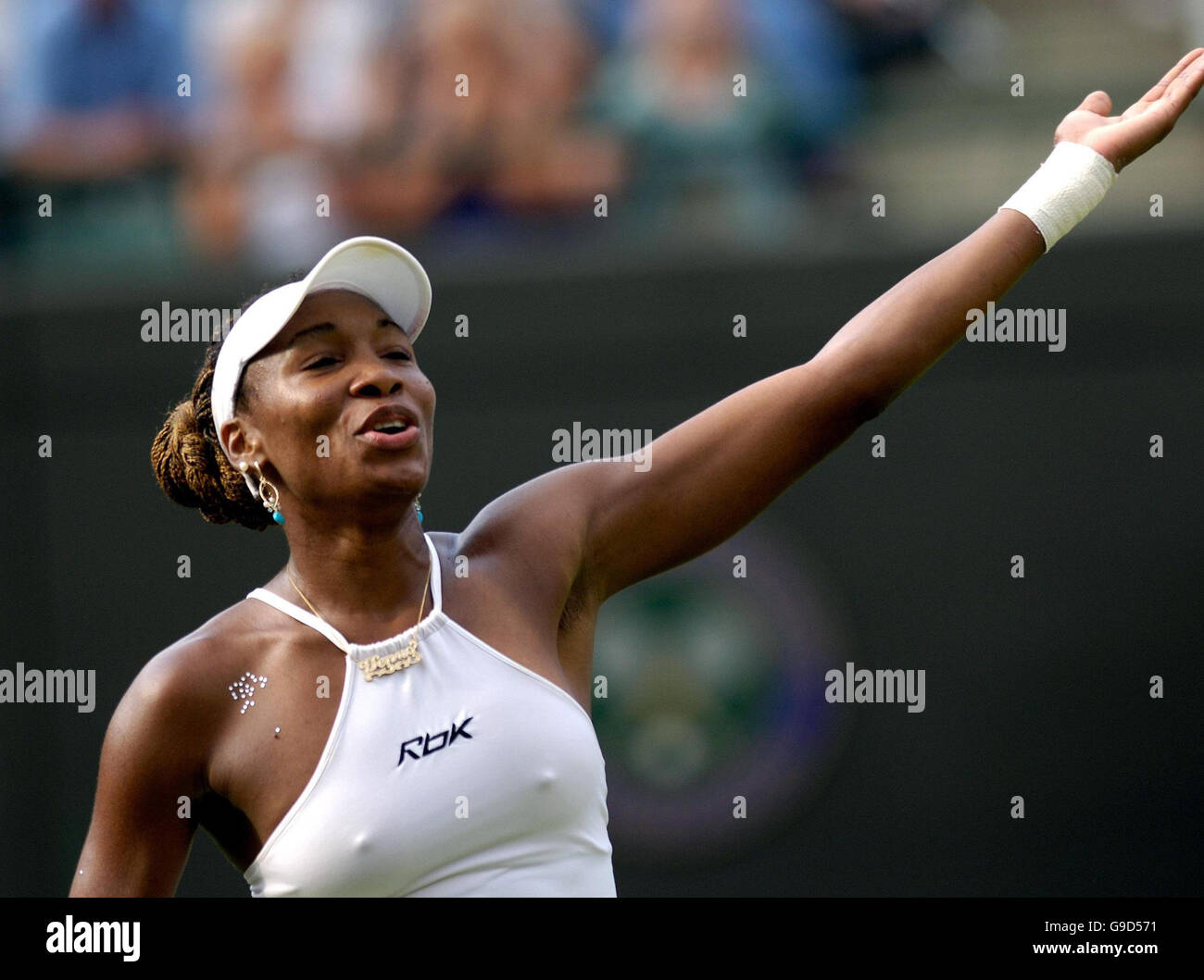 La statunitense Venus Williams celebra la sua vittoria contro la statunitense Lisa Raymond durante il secondo round dell'All England Lawn Tennis Championships a Wimbledon. Foto Stock
