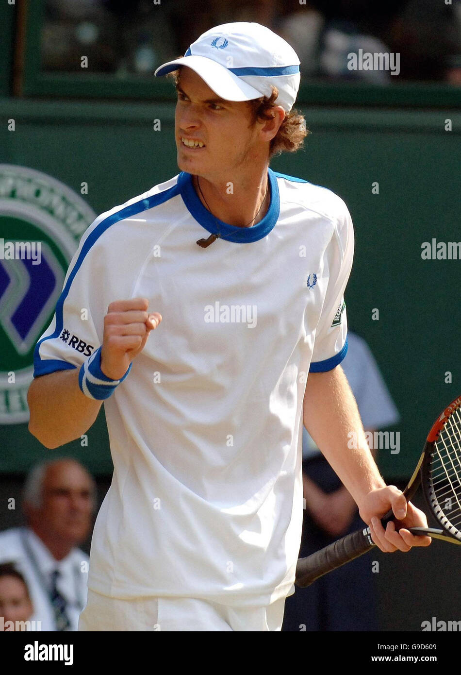 Andy Murray della Gran Bretagna festeggia un punto durante il secondo round dei Campionati di tennis All England Lawn a Wimbledon. Foto Stock