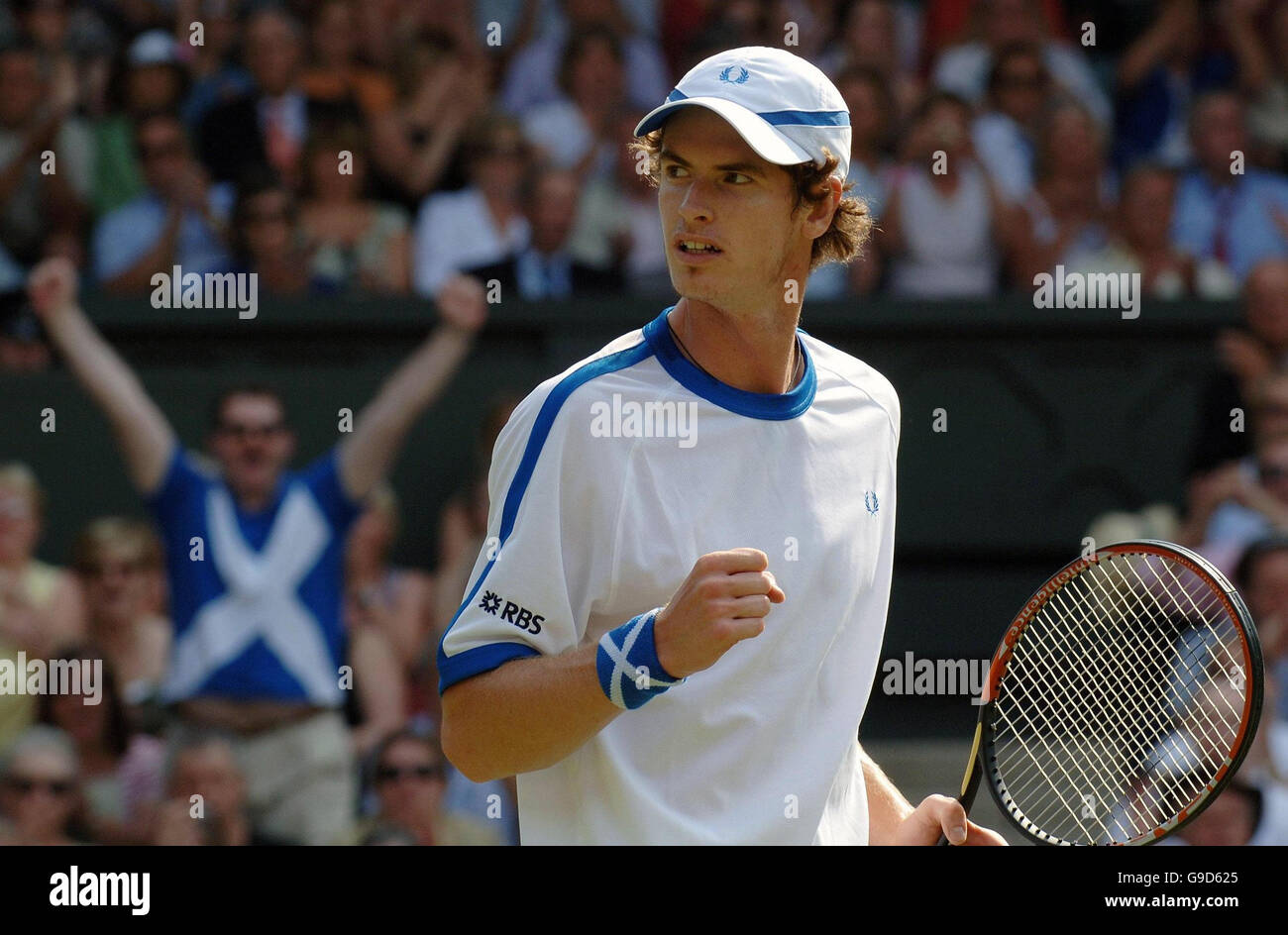 Andy Murray della Gran Bretagna celebra la sua vittoria su Julien Benneteau della Francia durante il secondo round dell'All England Lawn Tennis Championships a Wimbledon. Foto Stock
