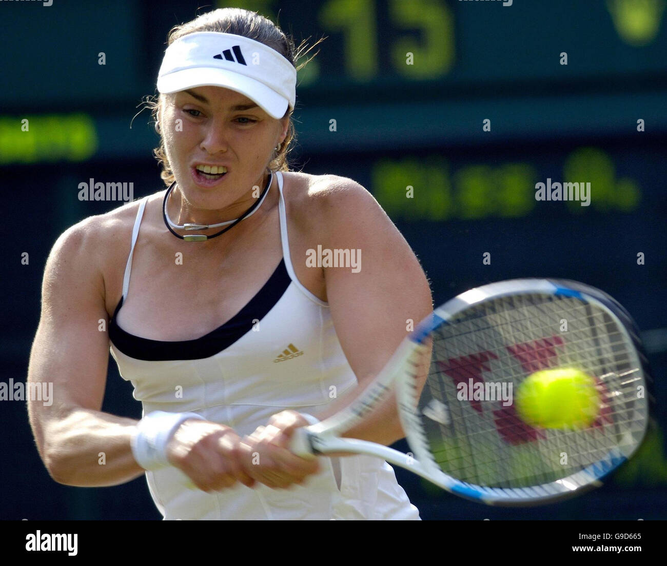 Martina Hingis della Svizzera in azione contro ai Sugiyama del Giappone durante il terzo round del campionato di tennis al prato dell'Inghilterra a Wimbledon. Foto Stock
