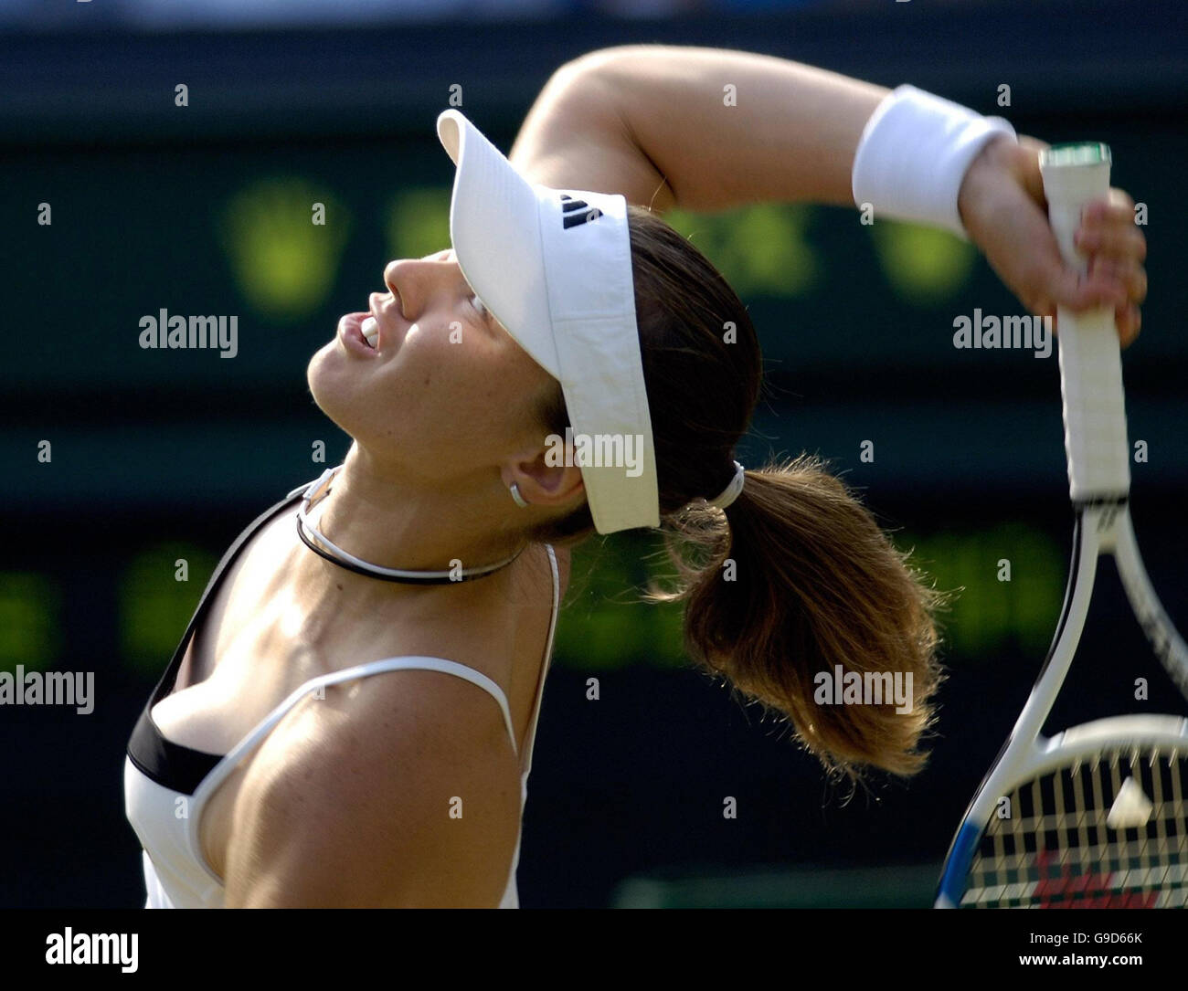 Martina Hingis della Svizzera in azione contro ai Sugiyama del Giappone durante il terzo round del campionato di tennis al prato dell'Inghilterra a Wimbledon. Foto Stock