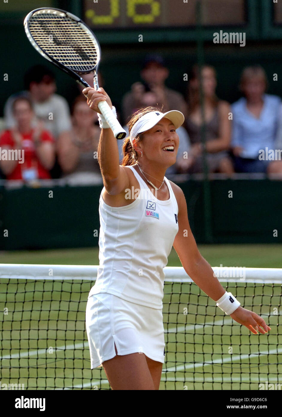 L'ai Sugiyama giapponese celebra la sua vittoria sul Martina Hingis svizzero durante il terzo round dell'All England Lawn Tennis Championships a Wimbledon. Foto Stock