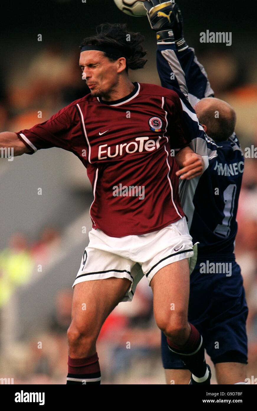 Calcio - UEFA Champions League - terzo turno di qualificazione seconda tappa - Sparta Prague v Zimbru Chisinau. Zimbru Chisinau portiere Denis Romanenco (r) pugni chiari da Marek Kincl di Sparta Praga (l) Foto Stock