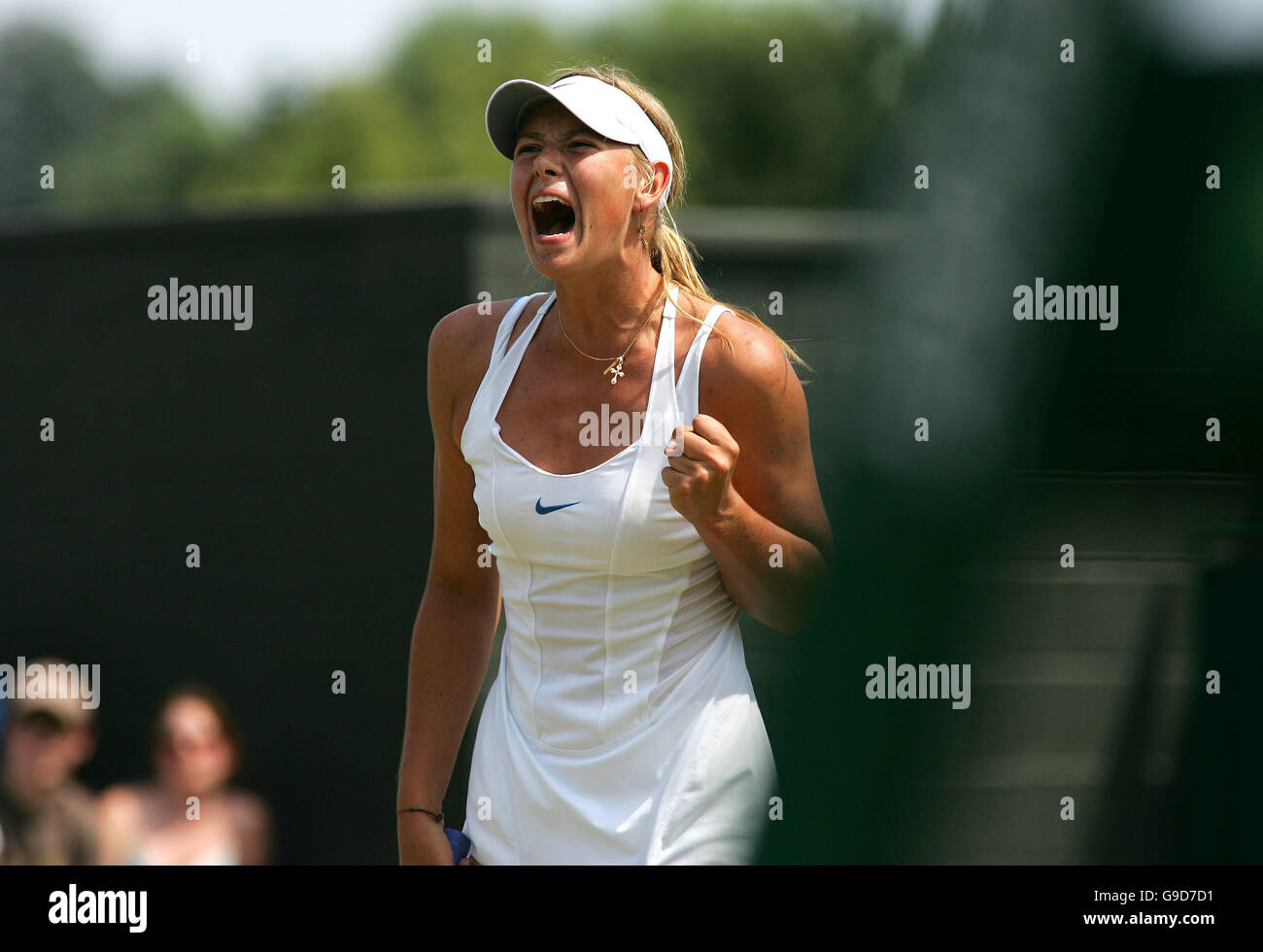 Tennis - Wimbledon Championships 2006 - All England Club - Women's Third Round - Maria Sharapova / Flavia Pennetta. Maria Sharapova in Russia celebra la sua vittoria sulla Flavia Pennetta in Italia Foto Stock