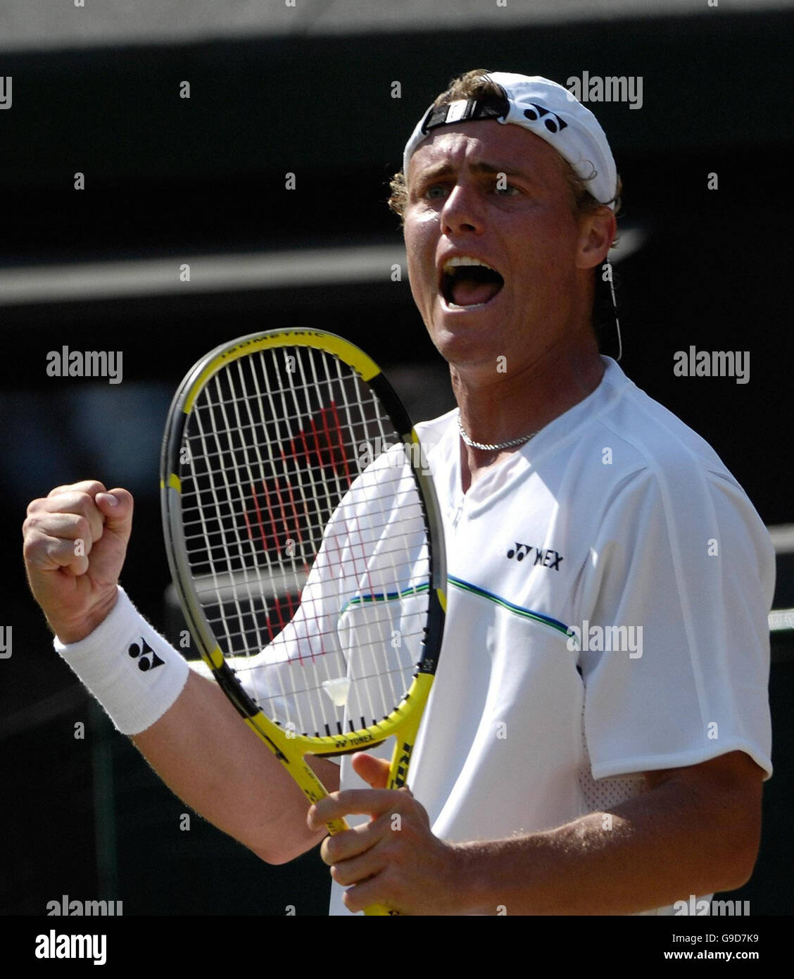 Il australiano di Lleyton Hewitt celebra la sua vittoria durante il quarto round dell'All England Lawn Tennis Championships a Wimbledon. Foto Stock