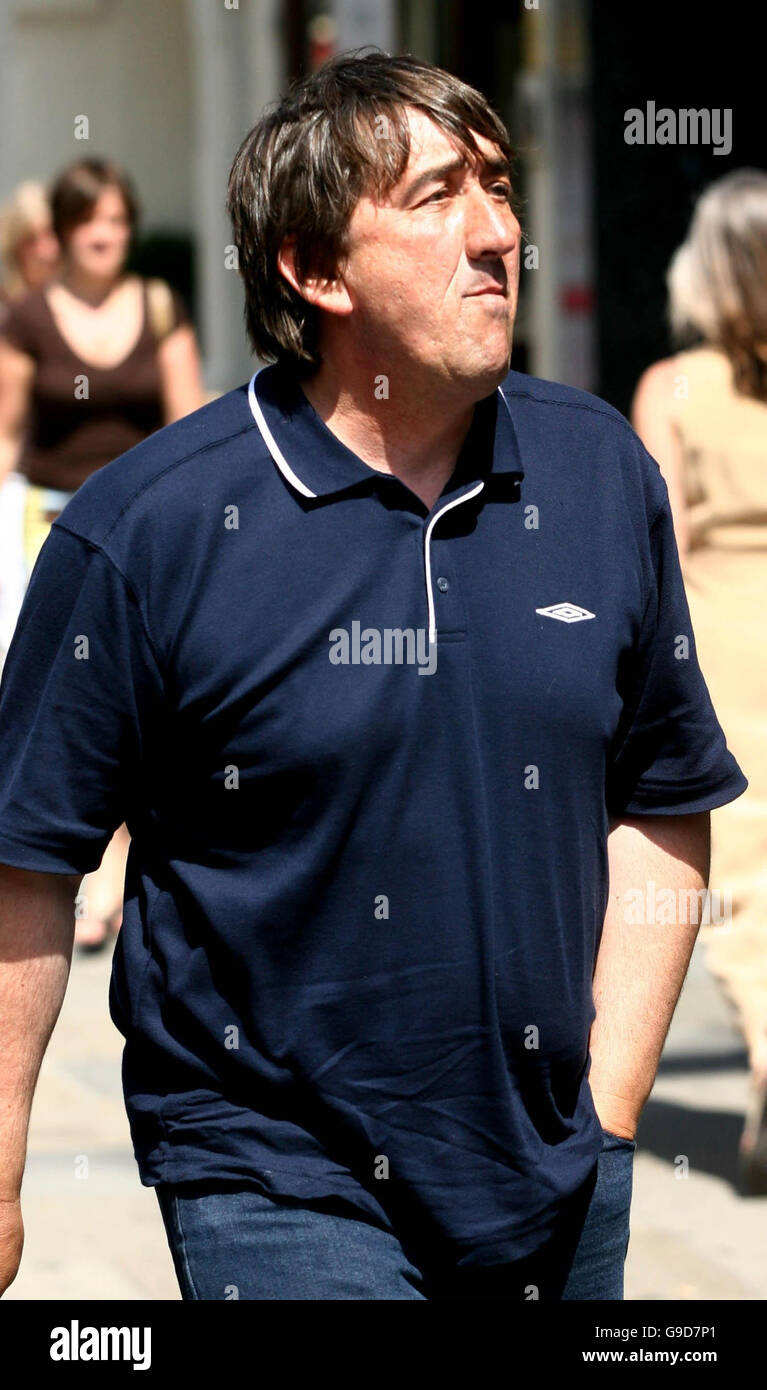 L'allenatore di cavalli da corsa Alan Berry arriva alla stazione di polizia di Bishopsgate nella città di Londra, dove un totale di 28 persone sono dovute a rispondere alla cauzione come parte di una richiesta di una cospirazione di scommesse. Foto Stock