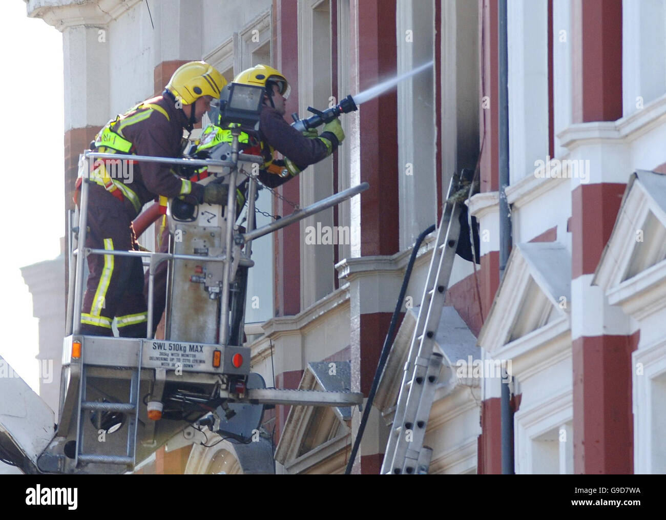 Firmen affronta un incendio mortale sopra un negozio di giornali vicino all'All England Club di Wimbledon. Foto Stock