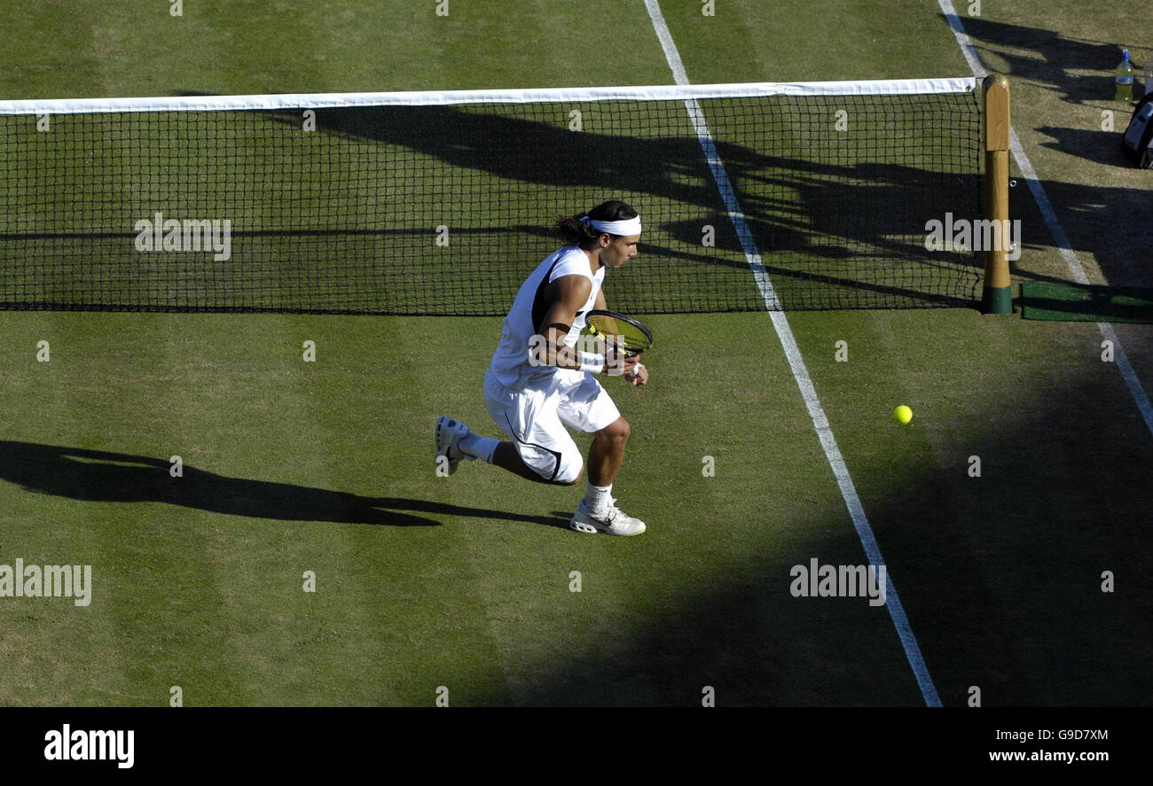 Il spagnolo Rafael Nadal insegue la palla durante il quarto round del All England Lawn Tennis Championships a Wimbledon. Foto Stock