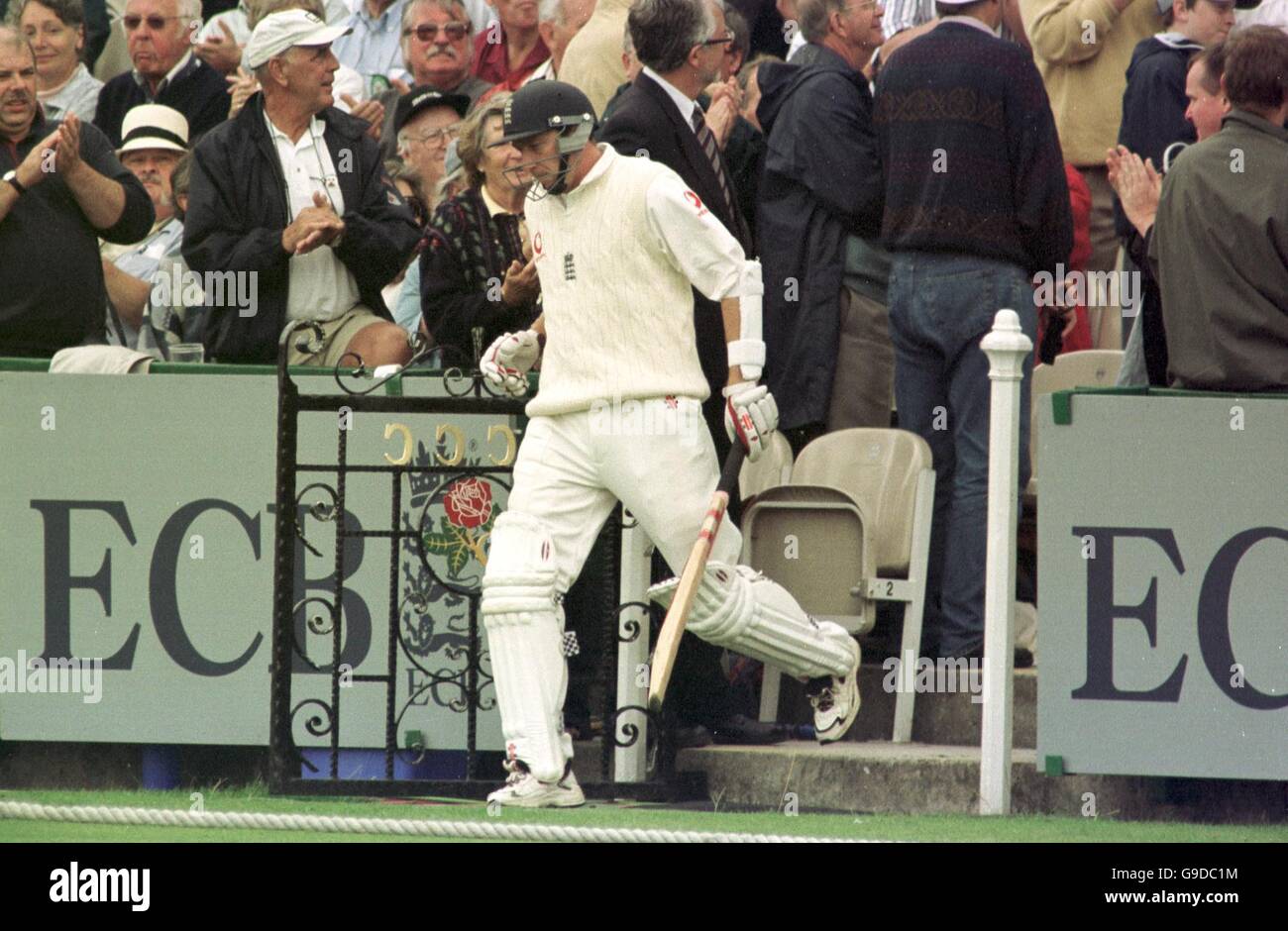 Mike Atherton, in Inghilterra, guida la squadra per la prima volta inning Foto Stock