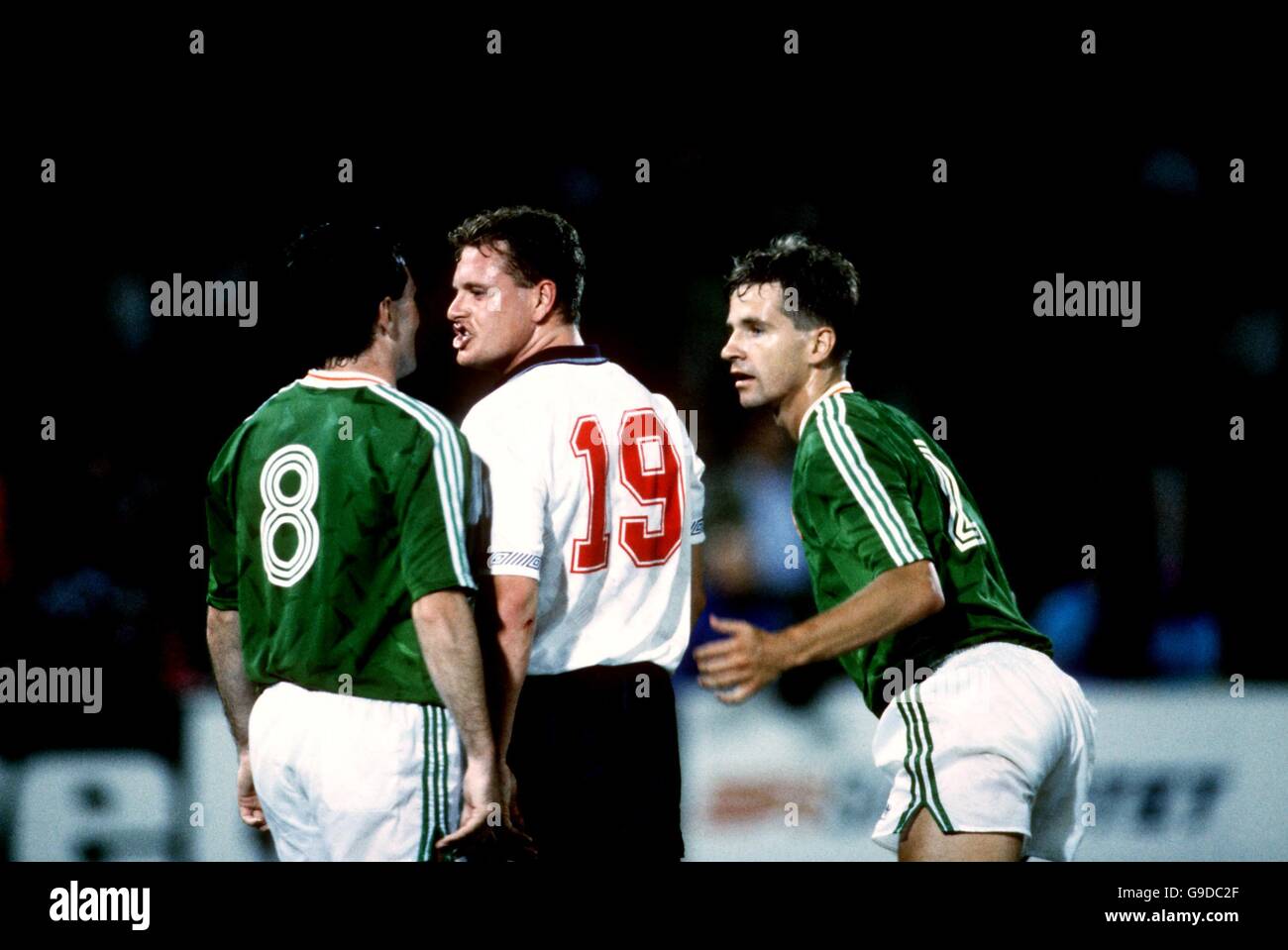 L'inglese Paul Gascoigne (c) sceglie una lotta con il raggio d'Irlanda Houghton (l) e Chris Morris (r) Foto Stock