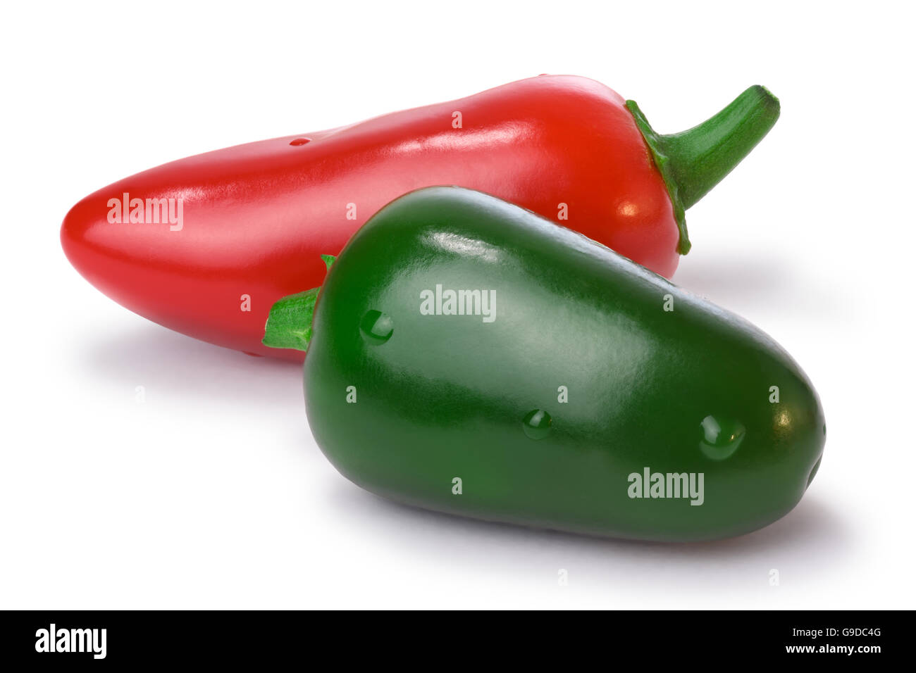 Rosso e verde peperoncini jalapeno. I tracciati di ritaglio per entrambi i peperoni e shadow, infinita profondità di campo Foto Stock