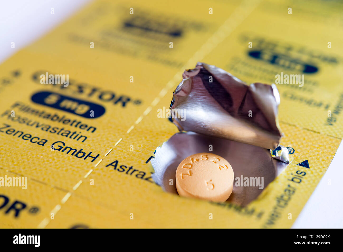 Lamina pacchetto blister per marca Crestor statine colesterolo riducendo le pillole. Foto Stock