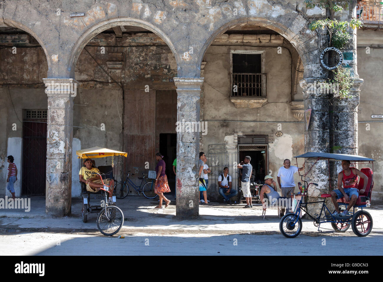 Strada tipica scena in Avana Vecchia, la Habana Vieja, Cuba Foto Stock