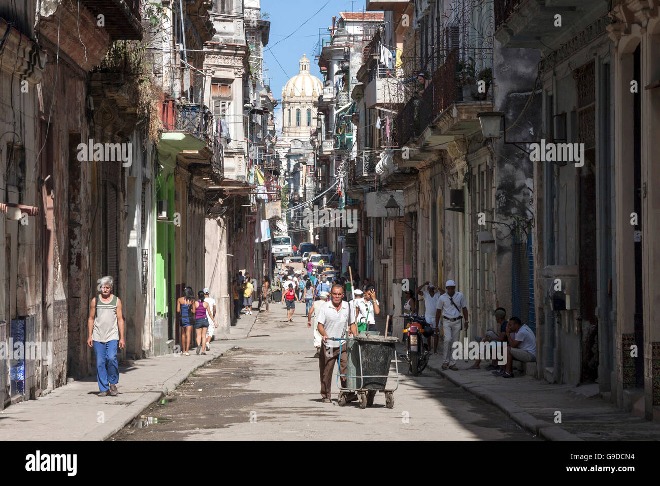Scena di strada con case tipiche, il centro storico, l'Avana, La Habana Vieja, Cuba Foto Stock