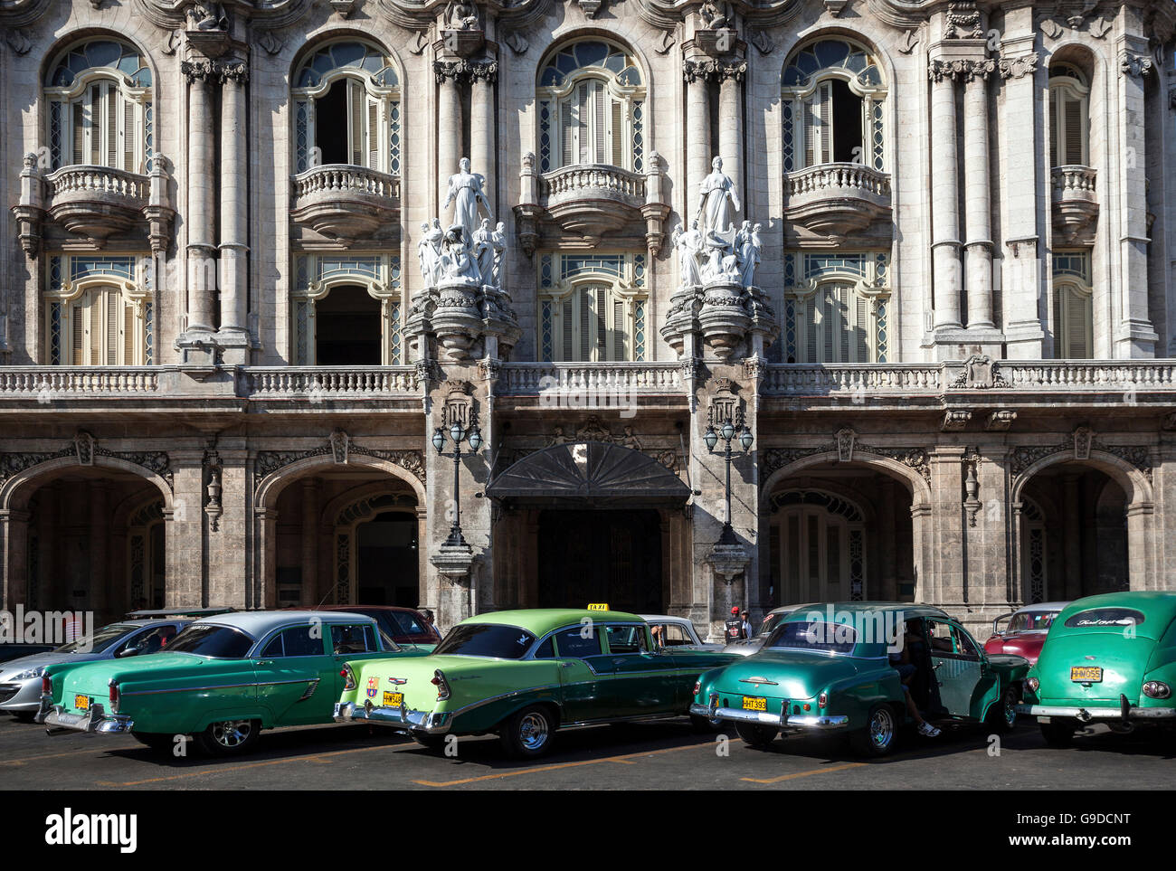 Scenario di strada, oldtimer parcheggio presso il Museo del Prado di fronte al teatro, Havana, Cuba Foto Stock