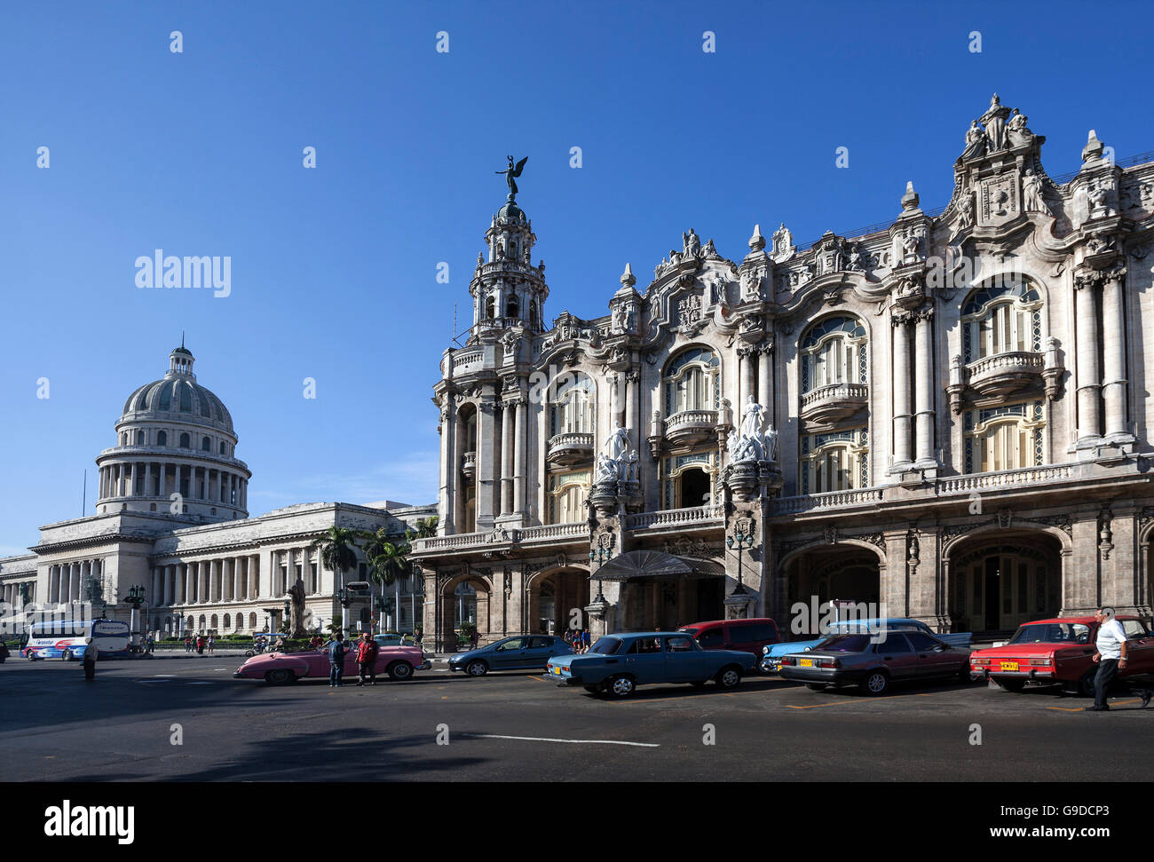 Scenario di strada, Nazionale Capitol Building, dal Capitolio e Gran Teatro de La Habana Alicia Alonso, Havana, Cuba Foto Stock