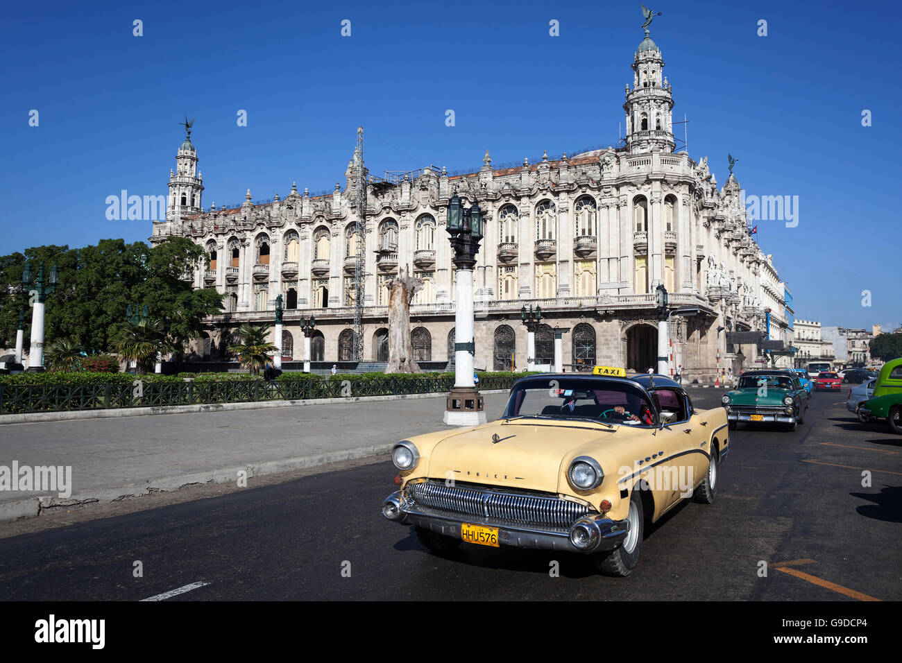 Scenario di strada, Oldtimer la guida di fronte al Gran Teatro de La Habana Alicia Alonso, sul Prado, Havana, Cuba Foto Stock
