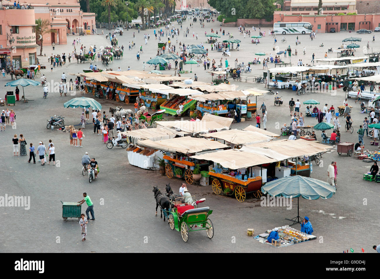 Trambusto sulla piazza Jemaa El Fnaa, Sito Patrimonio Mondiale dell'UNESCO, a Marrakech, Marocco, Africa Settentrionale, Africa Foto Stock