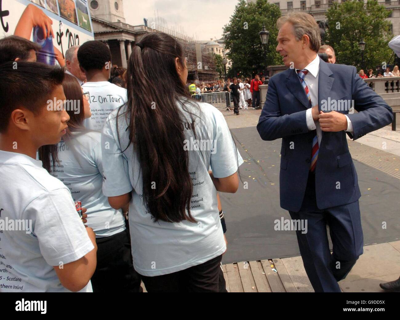 Il primo ministro Tony Blair incontra oggi i giovani in Trafalgar Square a Londra durante le celebrazioni per l'anniversario della vittoria di Londra alla sua Olimpiadi del 2012. Foto Stock