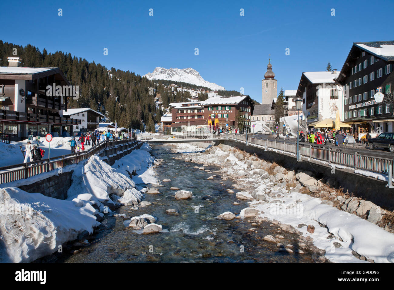 Alberghi nel centro della città di fiume Lech Lech am Arlberg, Vorarlberg, Austria, Europa Foto Stock