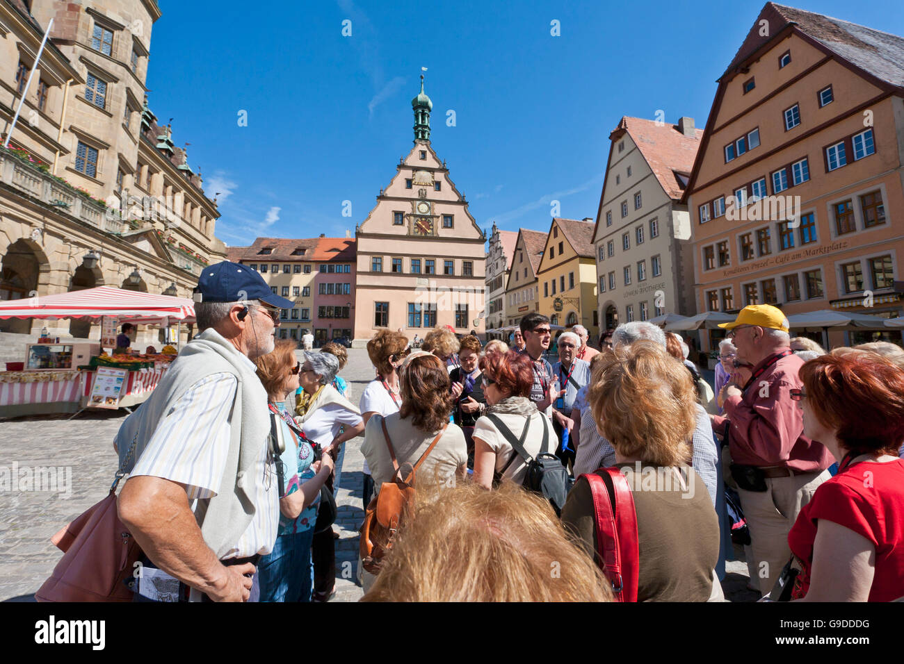 Gruppo di turisti con una guida turistica sulla piazza del mercato, Rothenburg ob der Tauber, Franconia, Bavaria Foto Stock