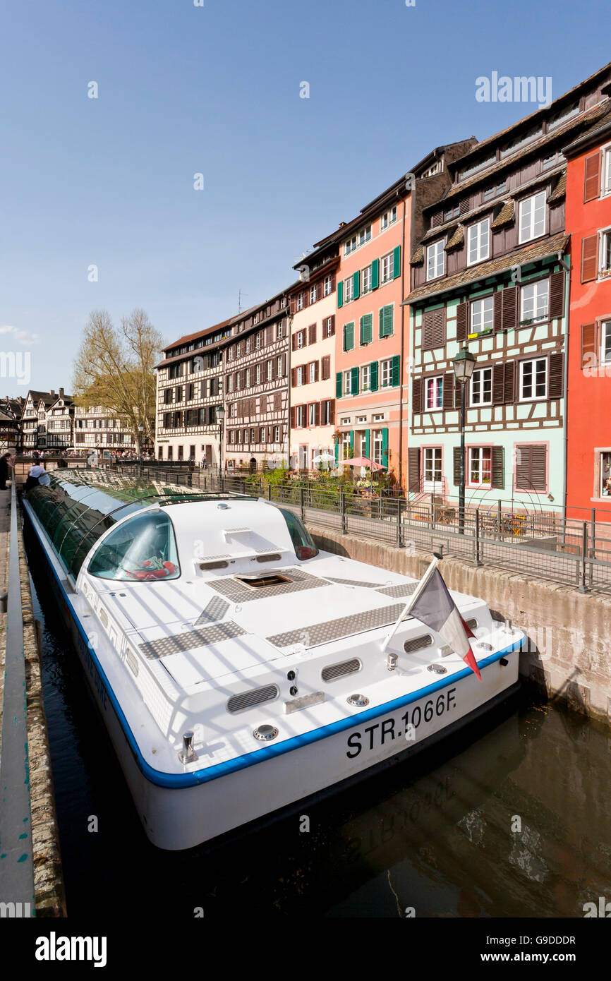 Barca per gite sul L'Ill, bloccare, Petite France di Strasburgo, Alsazia, Francia, Europa Foto Stock