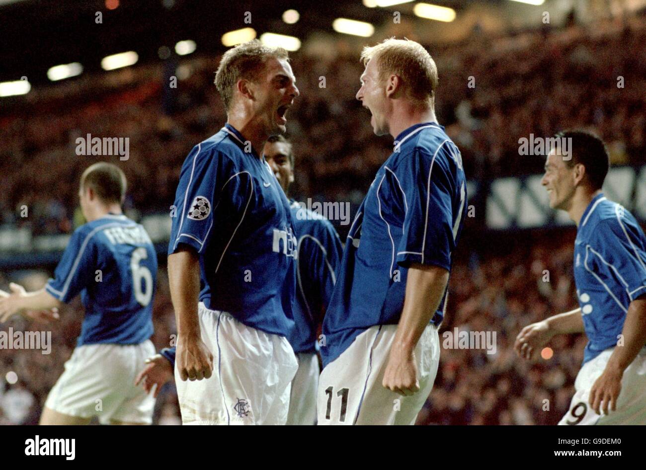 Calcio - UEFA Champions League - Gruppo D - Rangers / Sturm Graz. Jorg Albertz di Rangers (r) festeggia il suo gol con il compagno di squadra Ronald De Boer (l) dopo aver ottenuto il punteggio di 3-0 Foto Stock