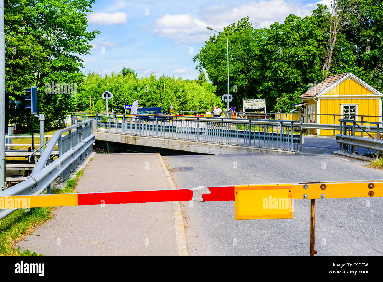 Norsholm, Svezia - 20 Giugno 2016: l'apertura di un ponte girevole su Gota canal. Barriera stradale è basso e il ponte ha iniziato Foto Stock