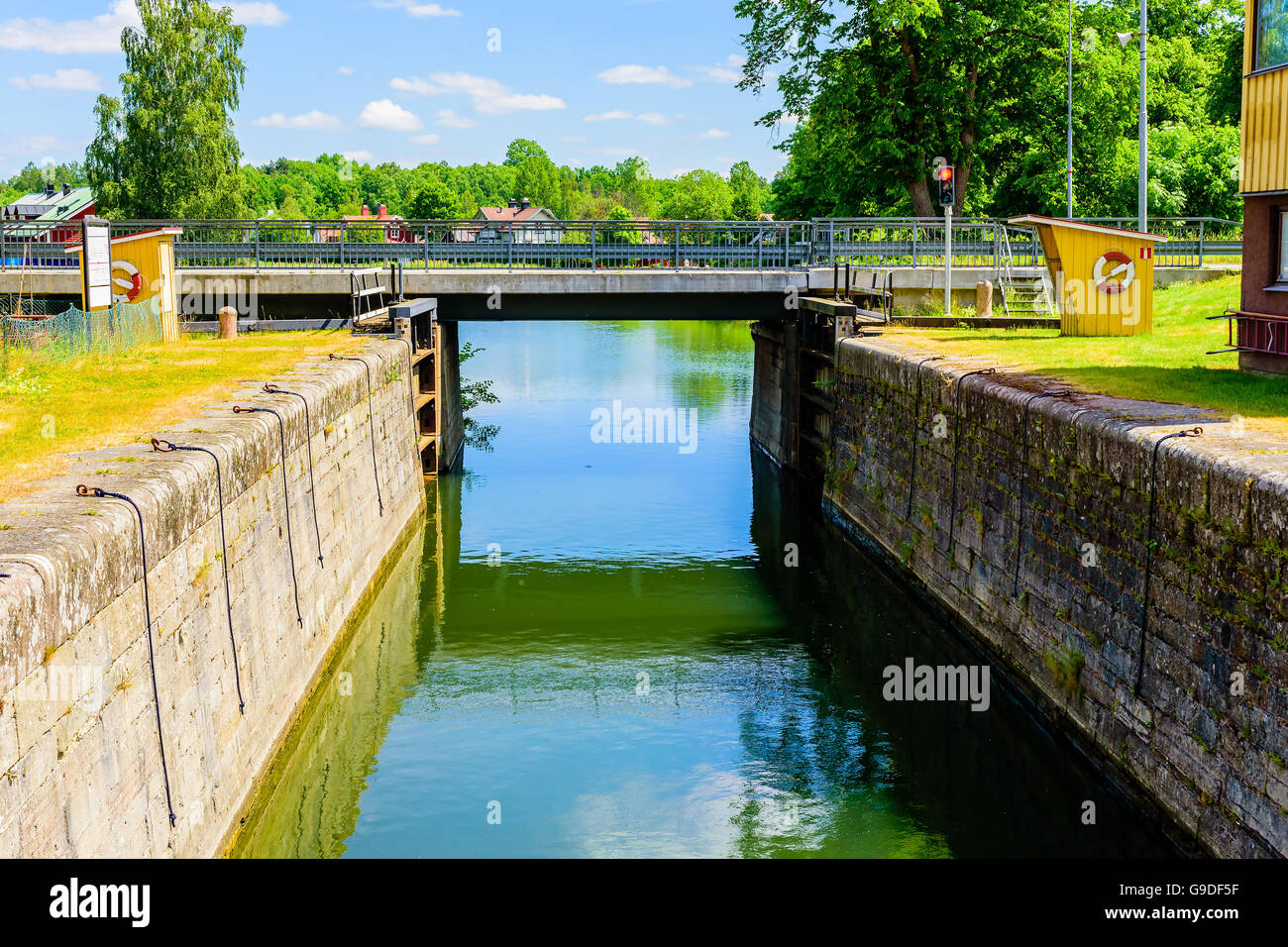 Chiuso ponte girevole su Gota canal come visto dal canal a Norsholm, Svezia. Foto Stock