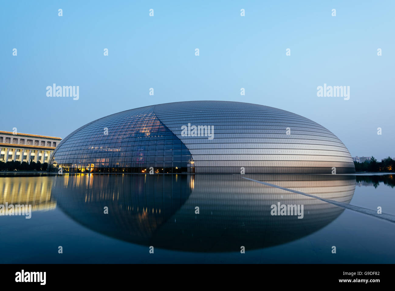 Pechino, Cina - 19 OTT 2015: Centro Nazionale per le Arti dello Spettacolo, colloquialmente descritto come il gigantesco uovo, è un centesimo di arti Foto Stock