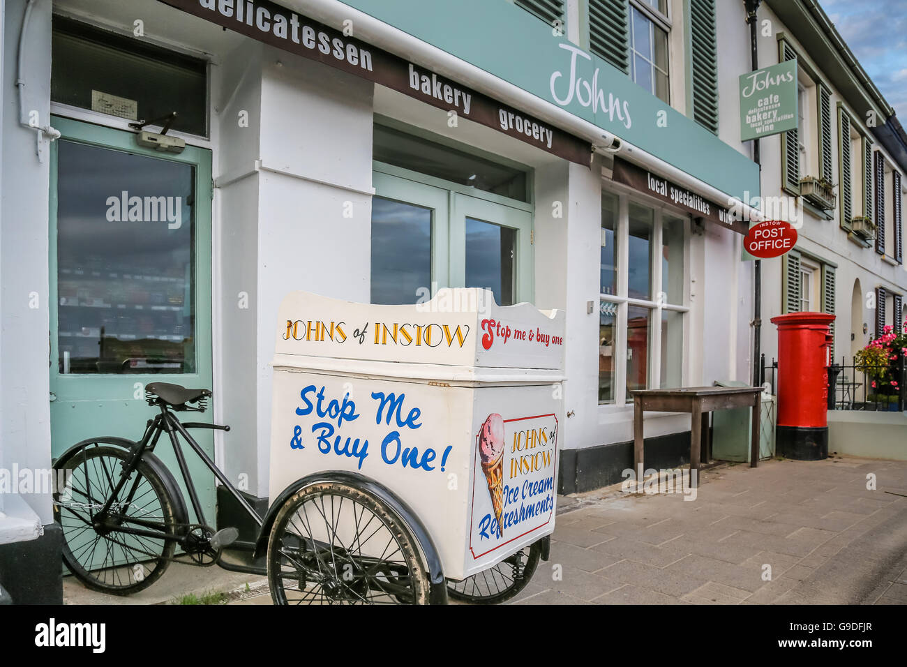 Un tradizionale negozio di mare e un ufficio postale con un gelato in bicicletta per la consegna al di fuori,dicendo 'stop me e acquistare un' Foto Stock
