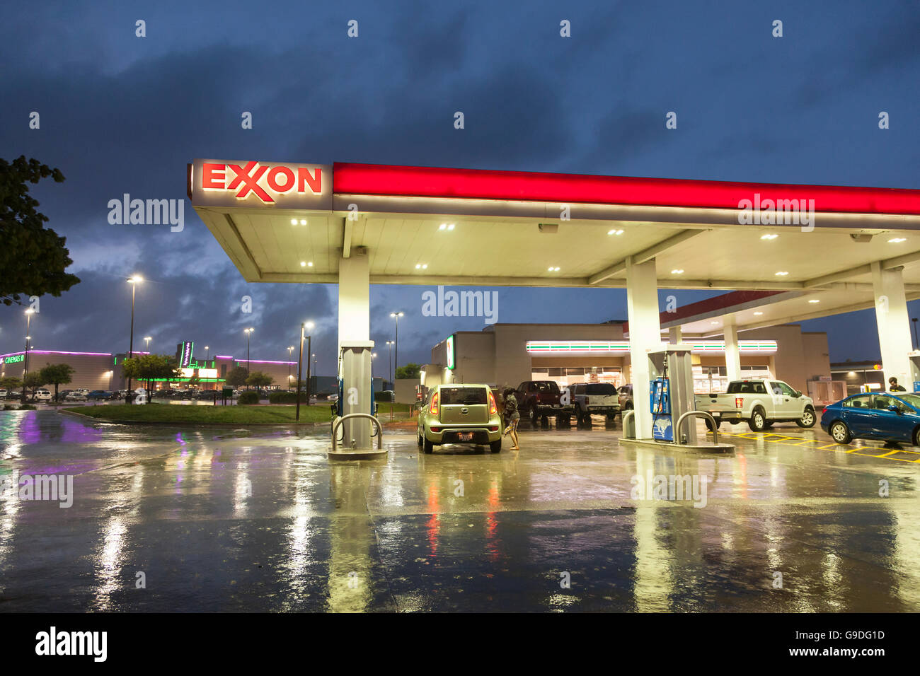 Exxon Gas station di notte Foto Stock