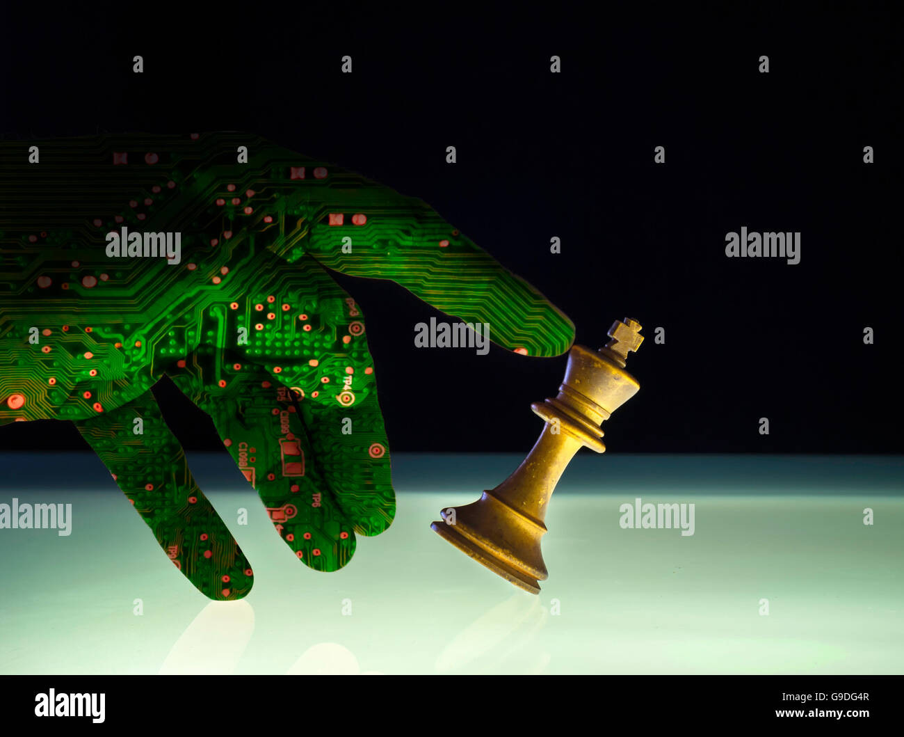 Computer di intelligenza artificiale lato concetto di check mate contro un re bianco pezzo degli scacchi. La tecnologia di intelligenza artificiale cervello di un braccio di un robot Foto Stock