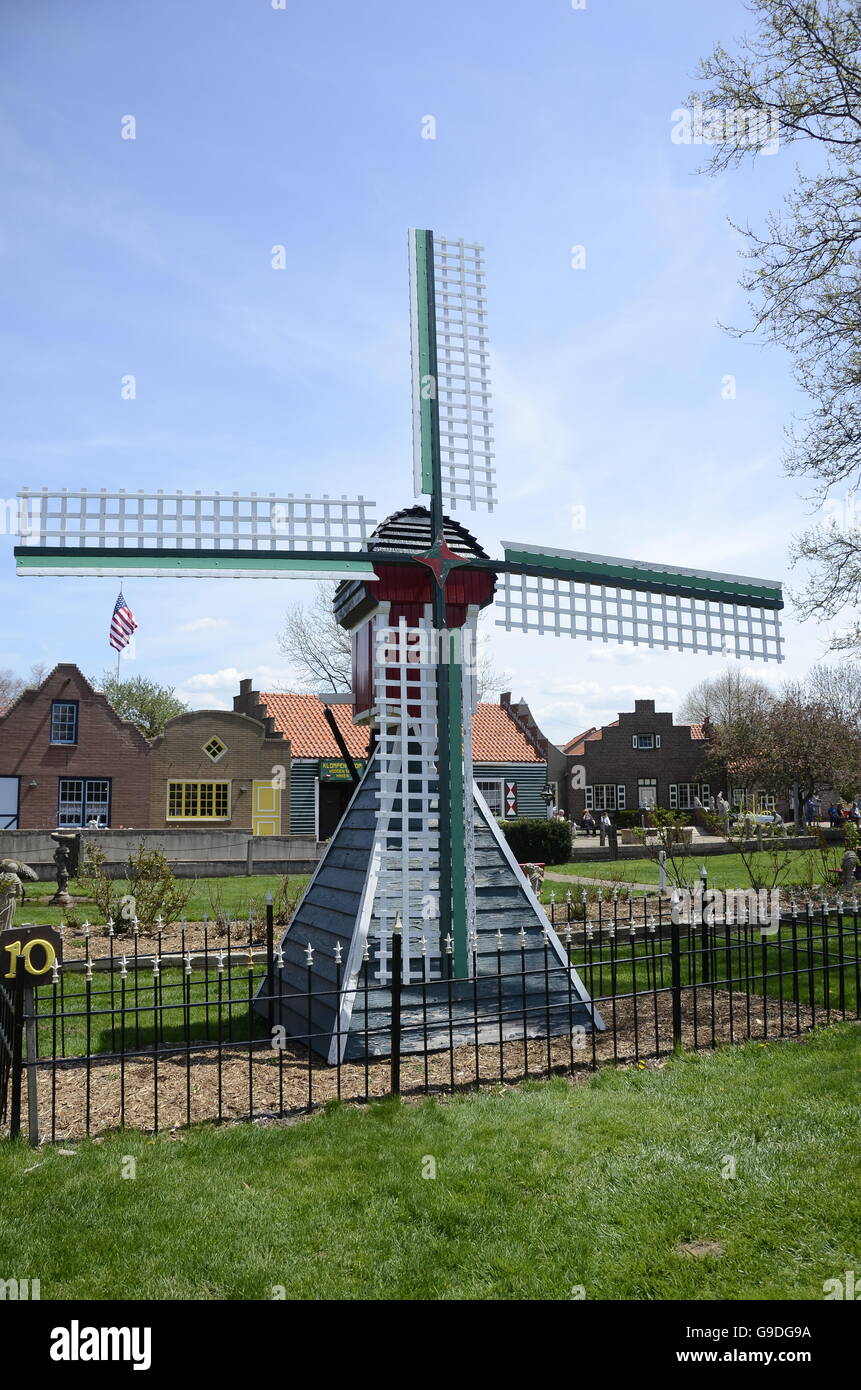 Mulino a vento nel villaggio olandese in Olanda, Michigan Foto Stock