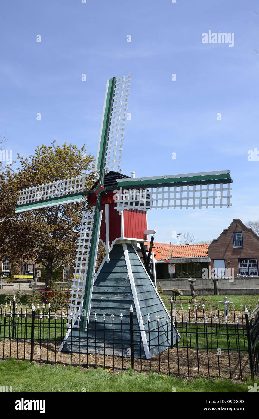 Mulino a vento nel villaggio olandese in Olanda, Michigan Foto Stock