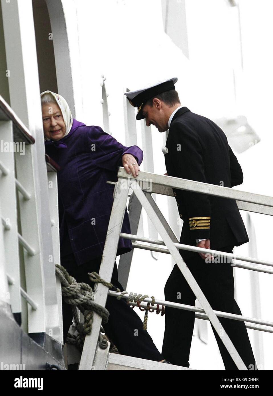 La regina Elisabetta II e il capitano Michael Hepburn si imbarcarono sulla principessa Ebridea a Port Ellen a Islay, per una crociera di una settimana intorno alle isole occidentali con la sua famiglia per celebrare il suo 80° compleanno. Foto Stock