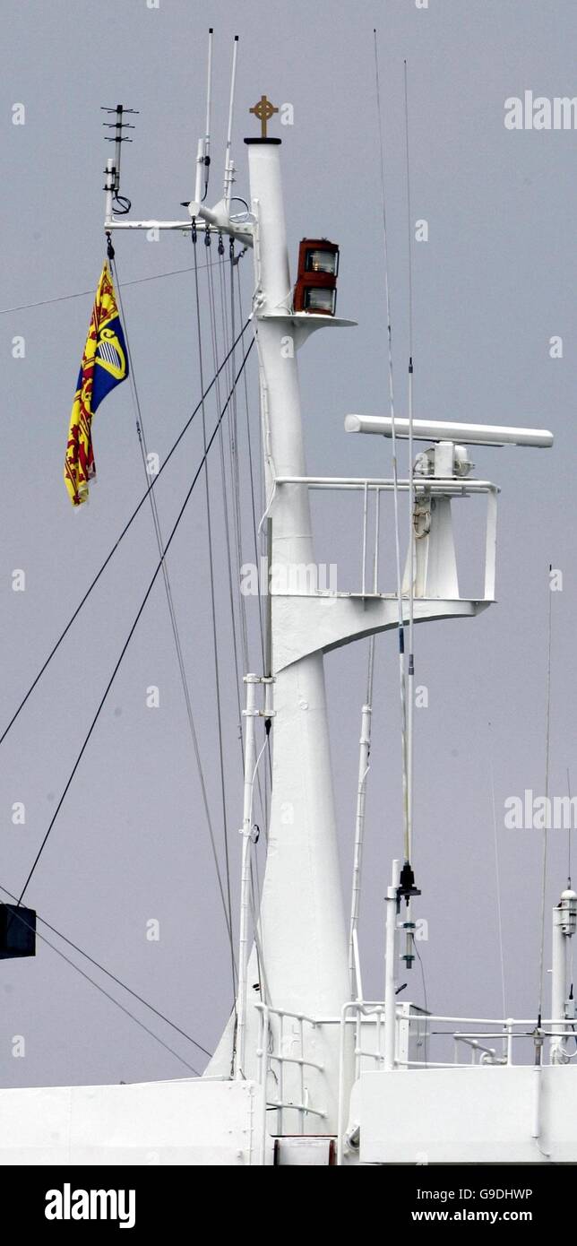 Il Royal Standard vola dall'albero della principessa Ebridea mentre lascia Port Ellen su Islay, per una crociera di una settimana intorno alle Western Isles per celebrare l'ottantesimo compleanno della Regina. Foto Stock