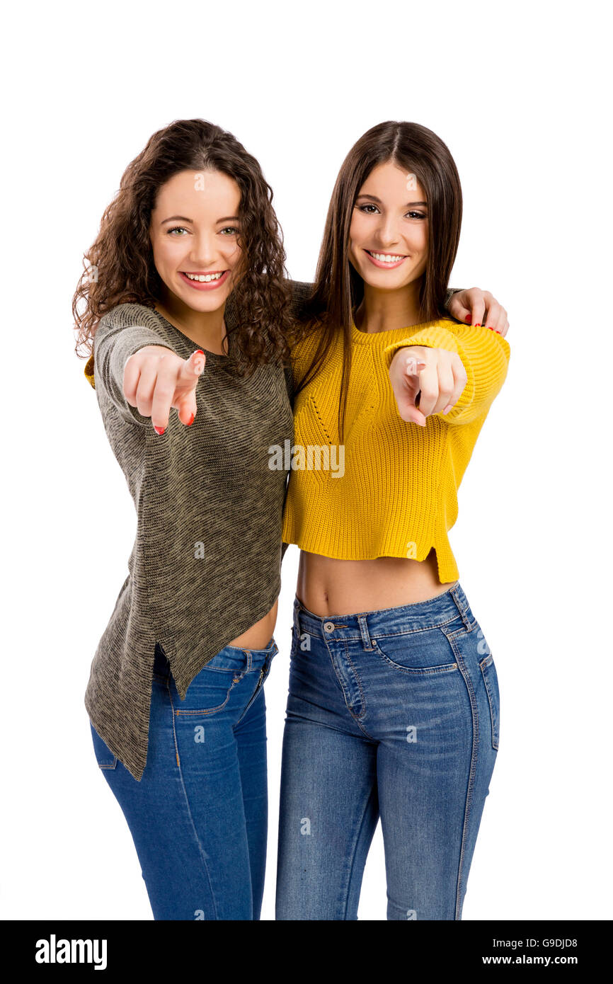 Ritratto in studio di due belle ragazze di puntamento e alla ricerca per la fotocamera Foto Stock