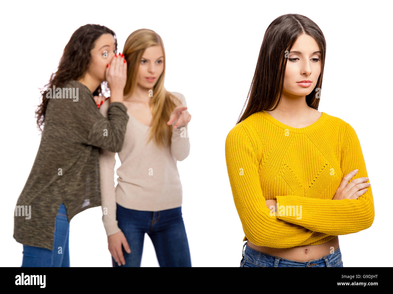 Gli adolescenti facendo gossip da altre girl Foto Stock