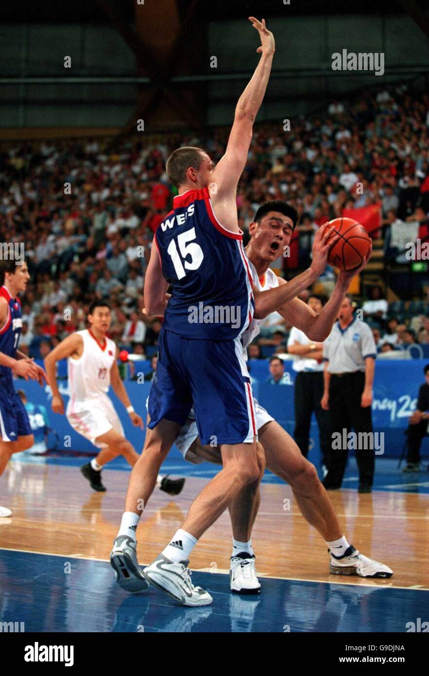 Sydney 2000 Giochi Olimpici - Basket - Cina / Francia. Frederic Weis (l) in Francia cerca di impedire il colpo da Yao Ming (r) in Cina Foto Stock