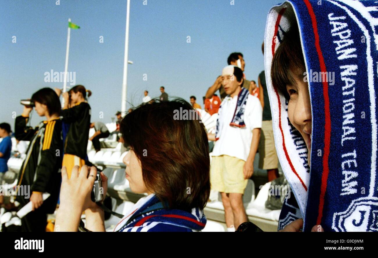 Calcio - Asian Cup 2000 - Gruppo C - Giappone / Uzbekistan. Un fan del Giappone protegge la testa dal sole con la sua sciarpa mentre guarda la sua squadra sconfiggere Uzbekistan 8-1 Foto Stock