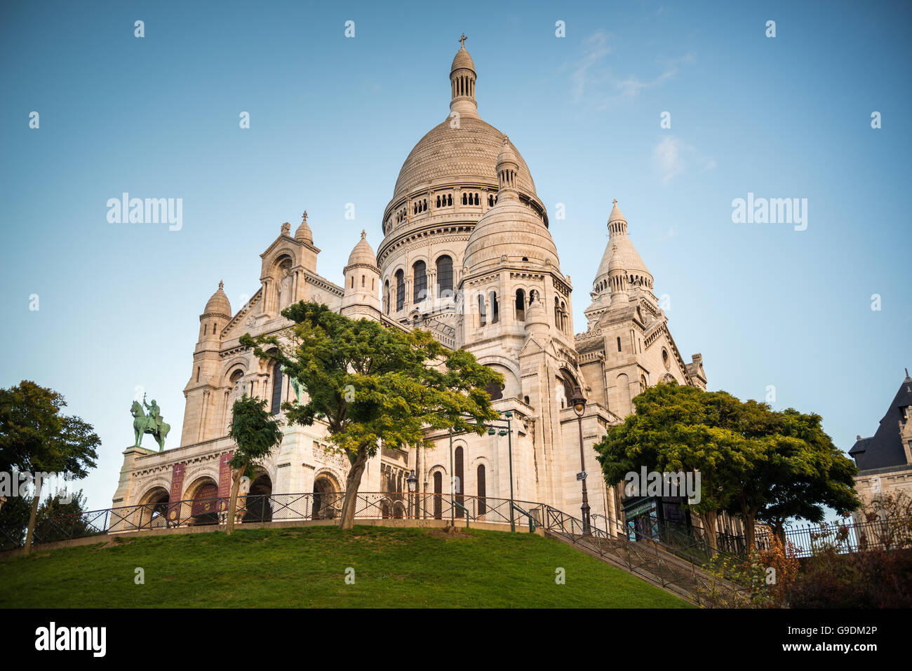 Basilica del Sacro Cuore di mattina presto alla prima luce del sole . Foto Stock