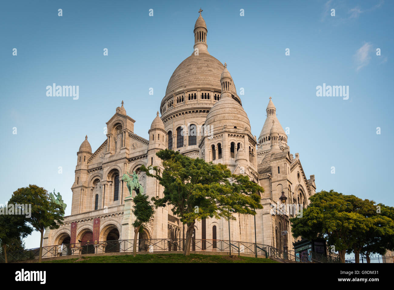 Basilica del Sacro Cuore di mattina presto alla prima luce del sole . Foto Stock